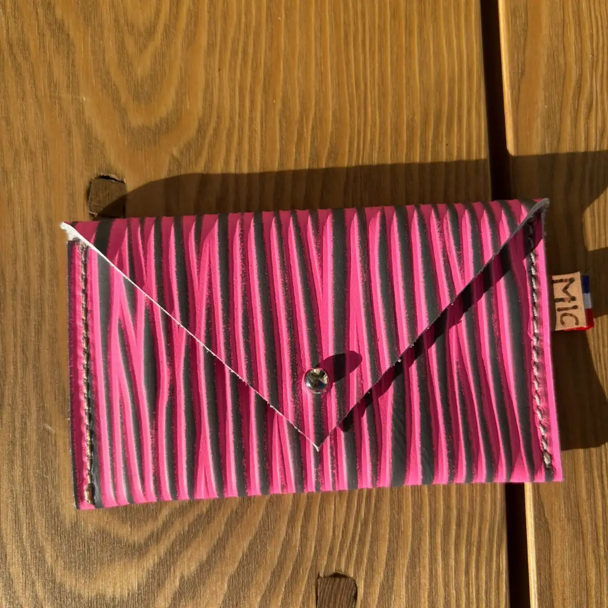Petite pochette en cuir épi noir et rose