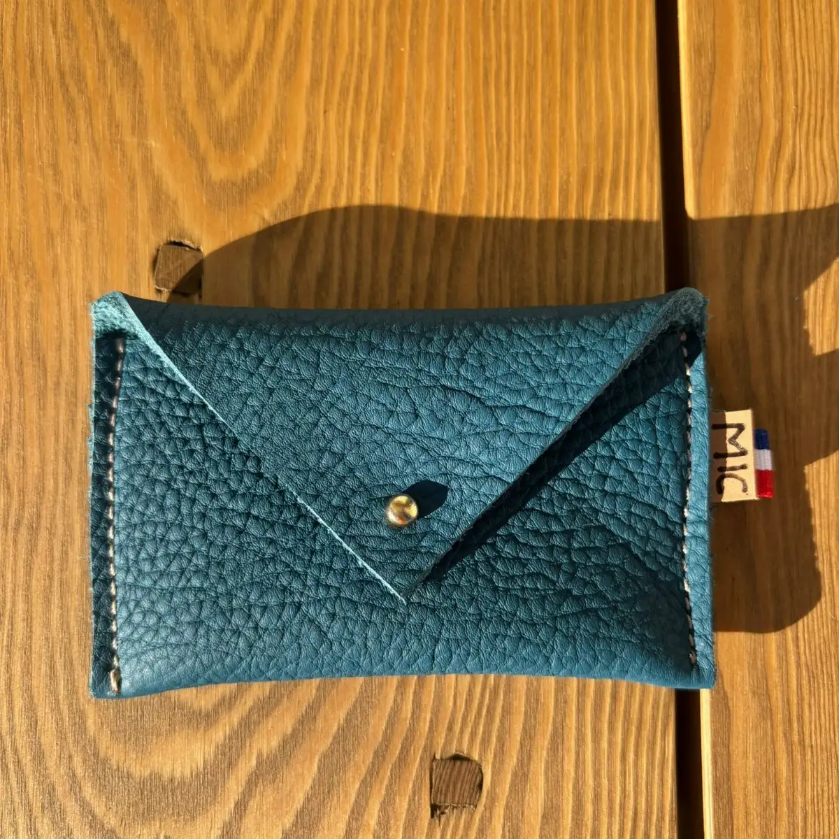 Petite pochette en cuir grainé bleu canard