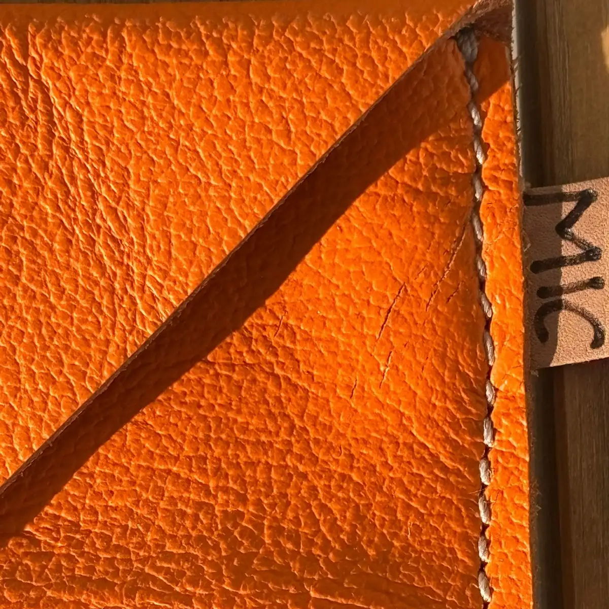 Petite pochette en cuir lisse orange