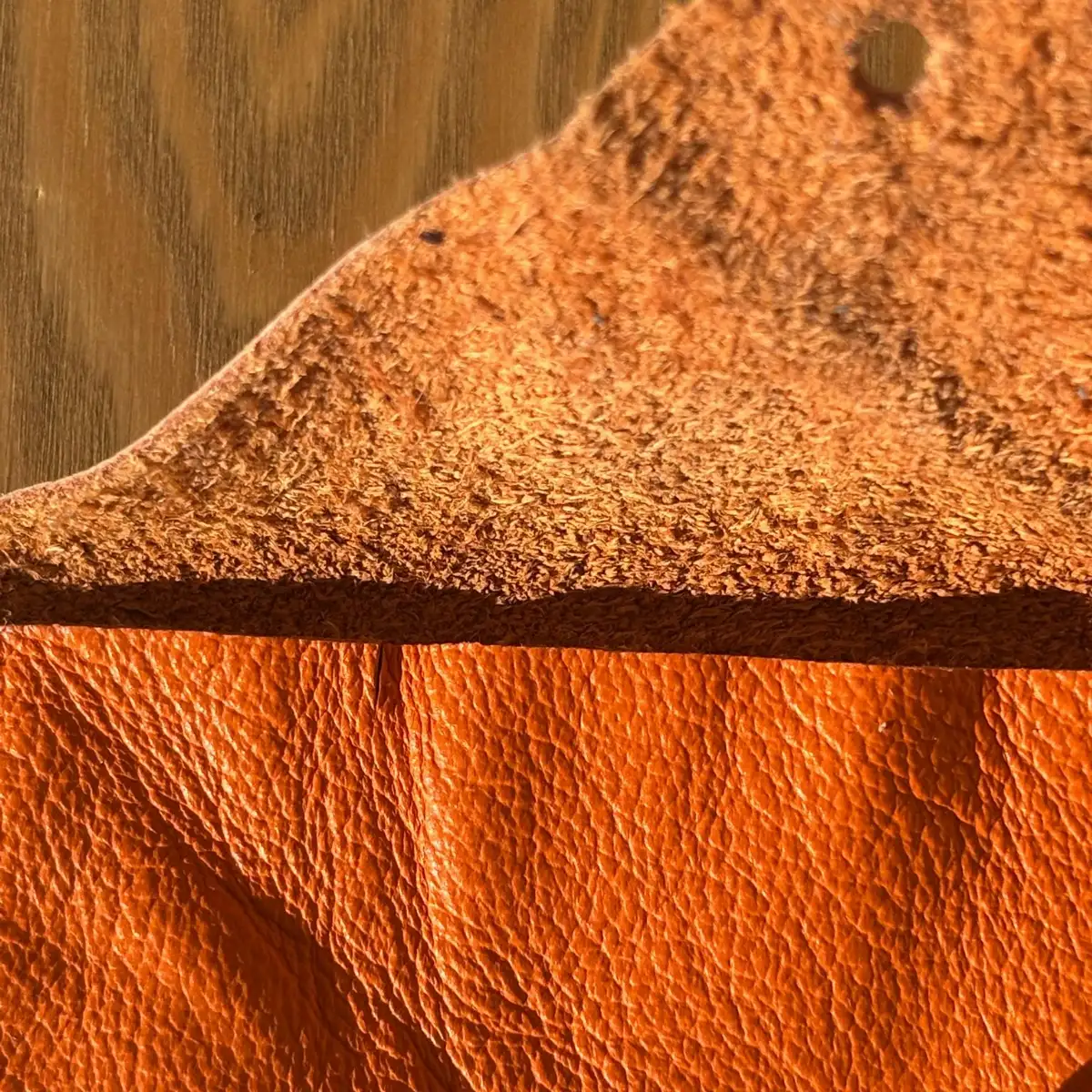 Petite pochette en cuir lisse orange