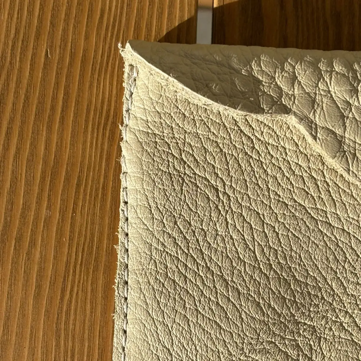 Moyenne pochette en cuir grainé blanc