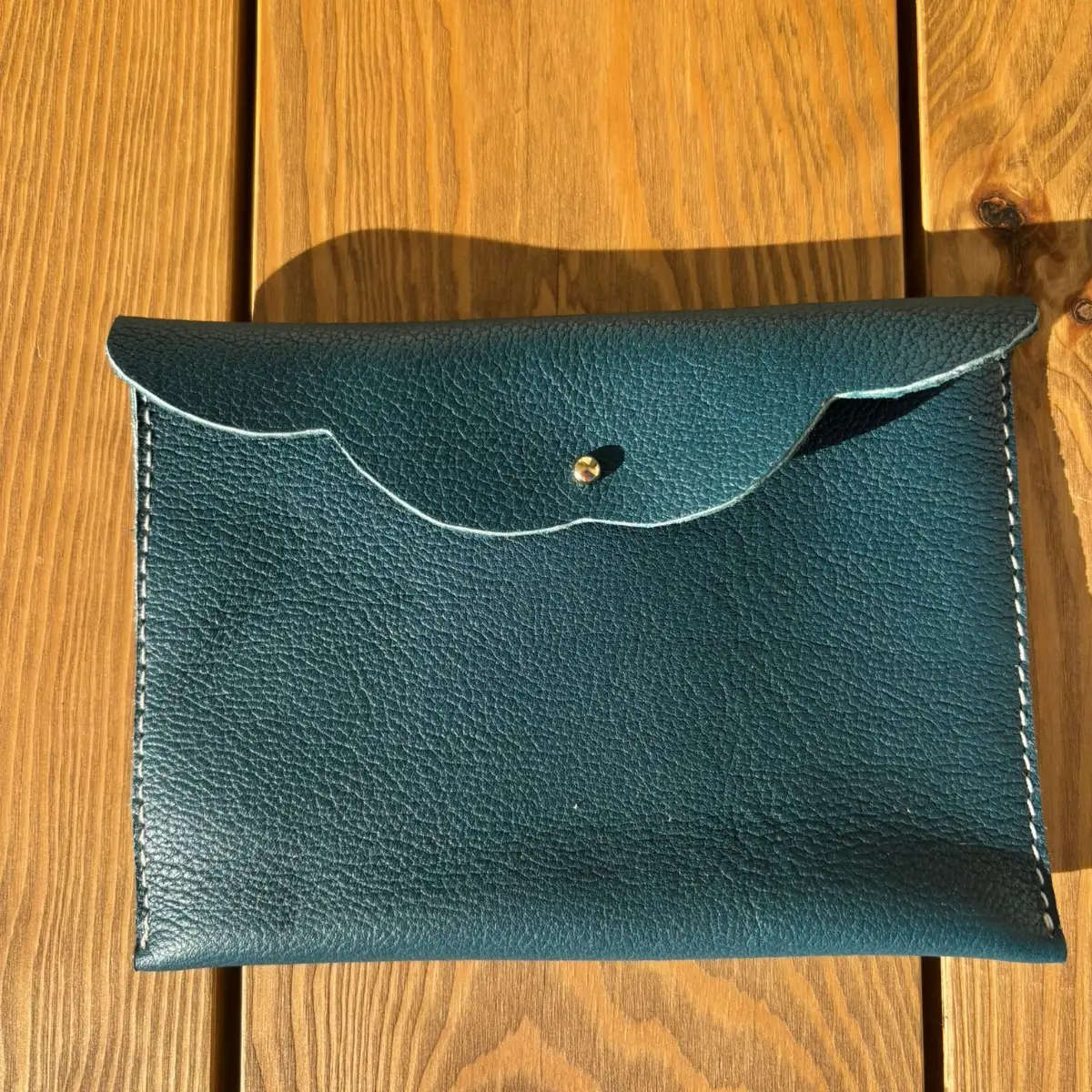 Moyenne pochette en cuir grainé bleu canard foncé