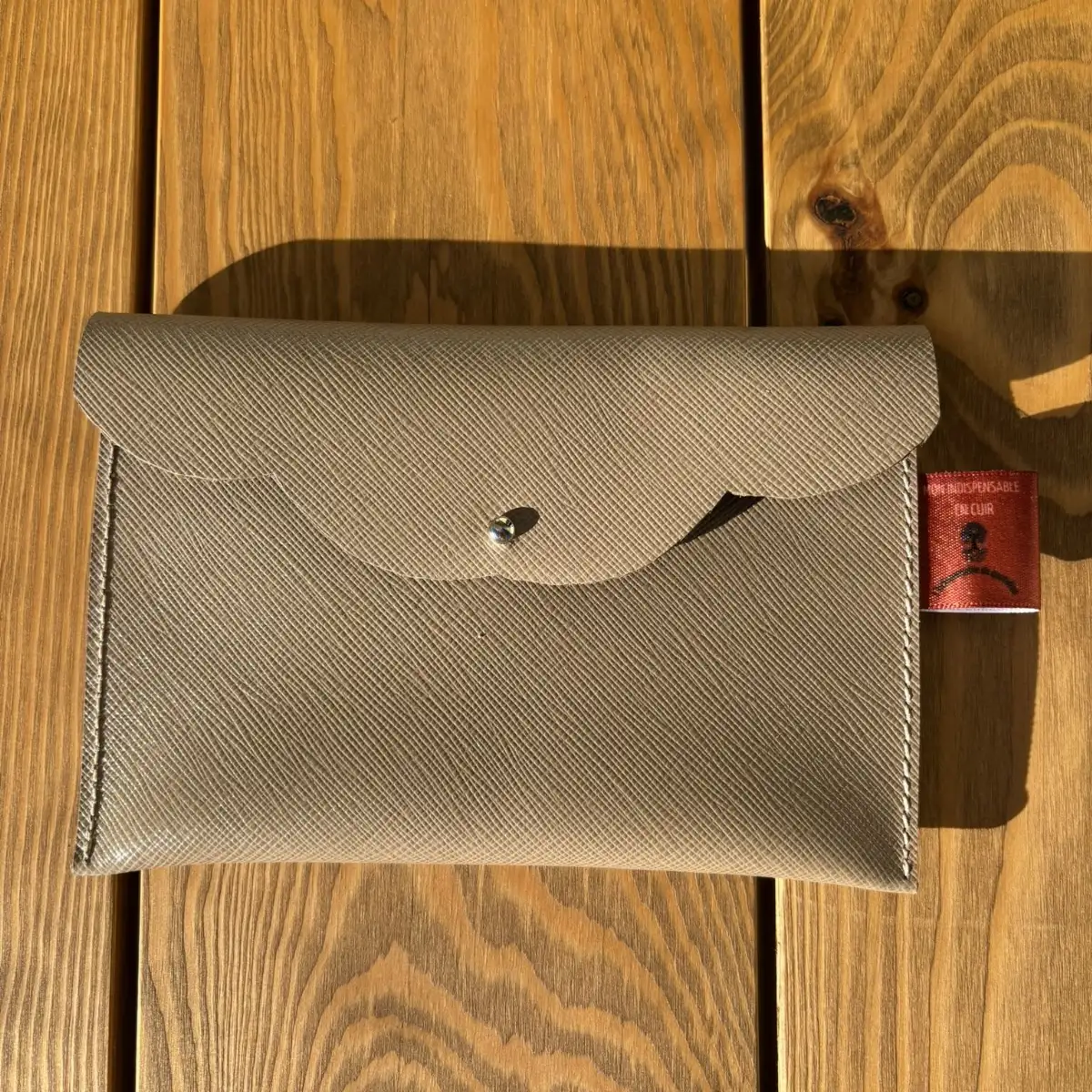 Moyenne pochette en cuir petit grain taupe clair