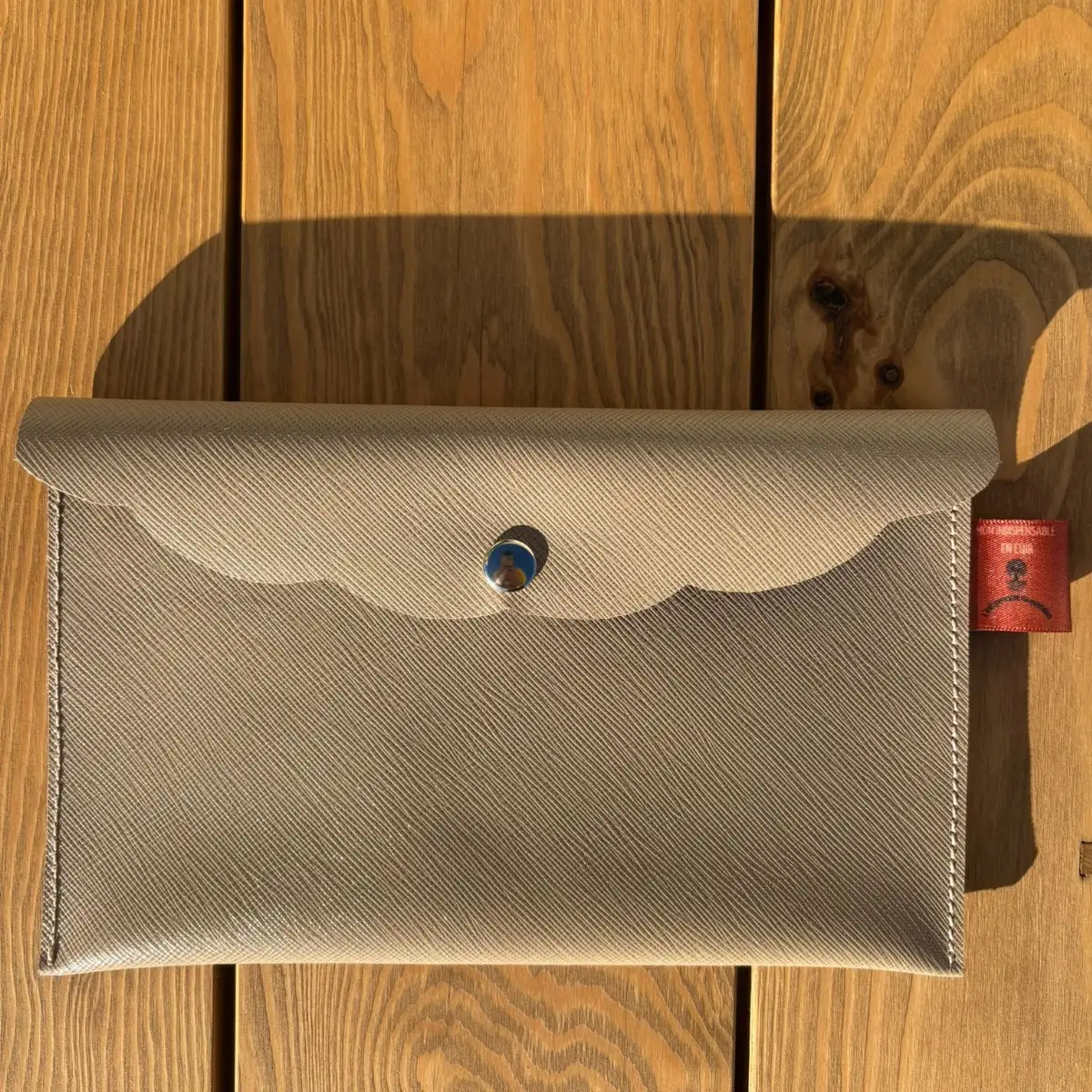 Grande pochette en cuir petit grain taupe clair